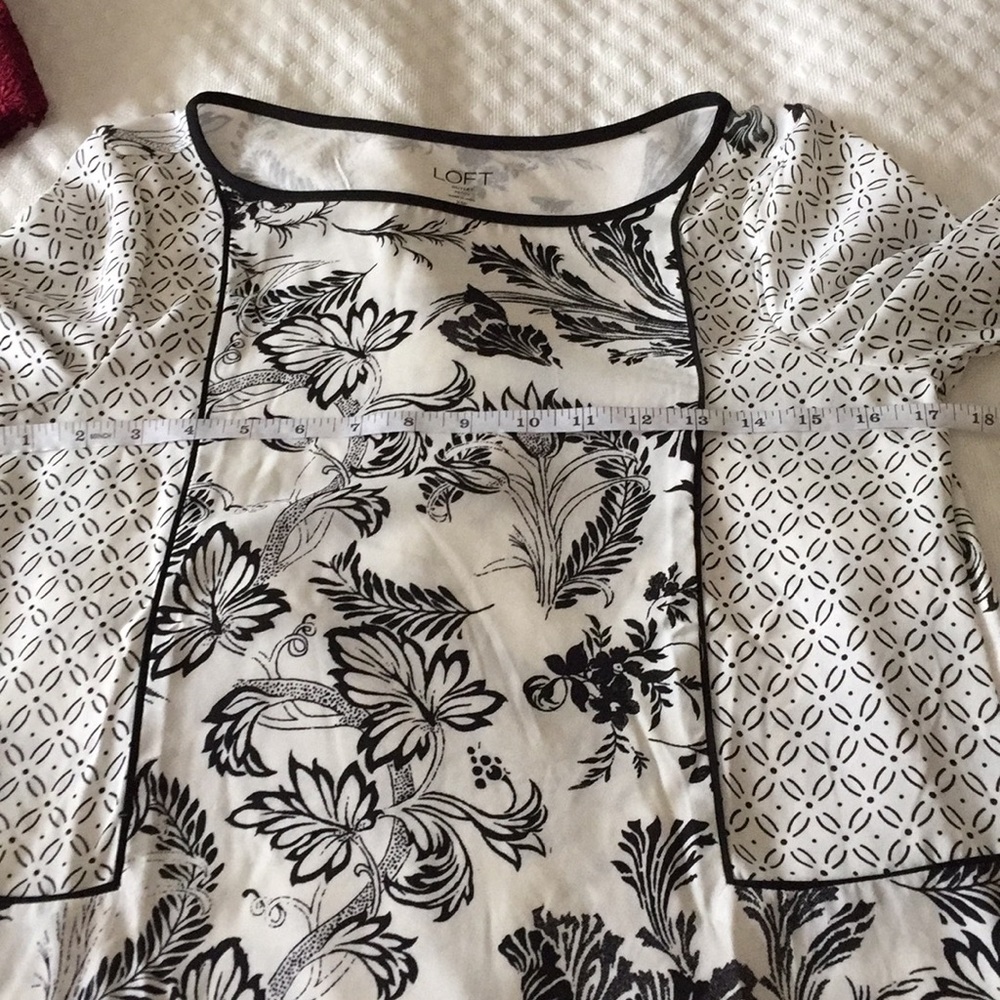 🌸Host Pick!🌸 LOFT Petite Mixed media blouse.